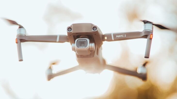 Een gasgestuurde industriële drone in actie, met een focus op de motor en payload capaciteit.