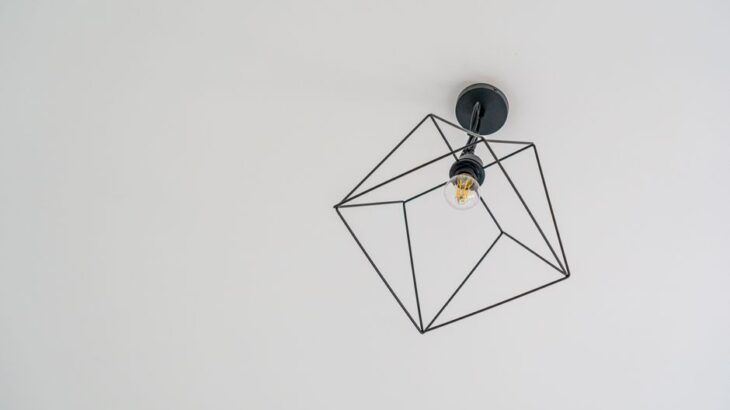 Plafonnier en métal élégant dans un salon moderne, apportant une touche de design industriel à la décoration intérieure.